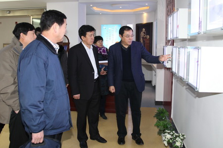 校领导就深化校企合作与华药集团张振恩董事长进行交流