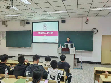 10.14 公共卫生学院2021级预防医学类班级开展“三个老师”活动.jpg
