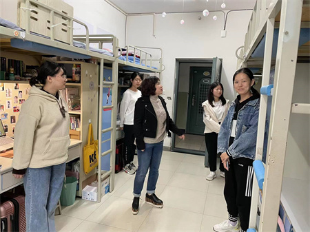 技术学院20级康复走访学生宿舍 10.14.jpg