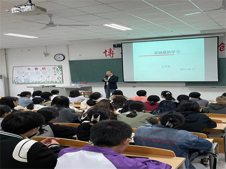 10.29 临床学院21级护理一大班.jpg