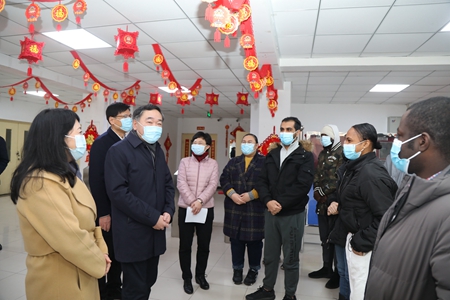 校领导慰问寒假期间值守岗位职工及留校学生