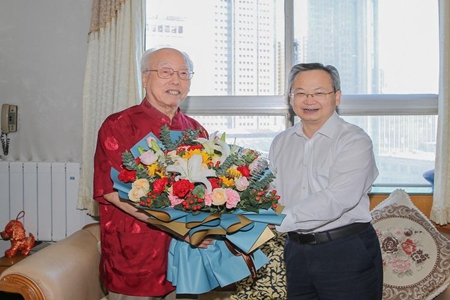 严鹏程副省长看望慰问国医大师姚希贤教授