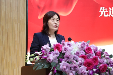 1725935692406013023.jpg 党委常委、副校长王贵英宣读我校及直属医院2020年以来受到省级以上表彰的先进集体和先进个人名单_副本.jpg