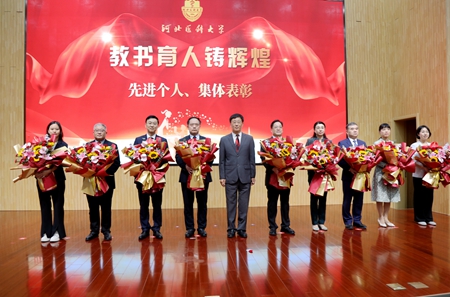 1725935745525029501.jpg 党委副书记、纪委书记傅英会为先进集体和先进个人代表赠送鲜花_副本.jpg