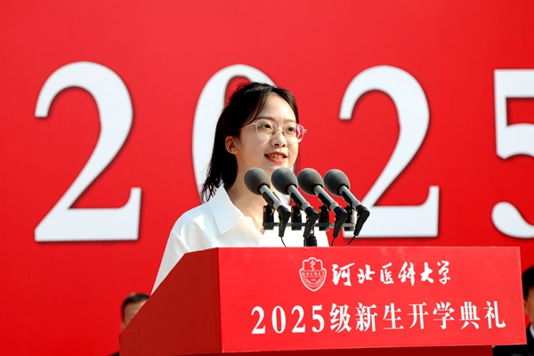 在校生代表陈雪美同学_副本.jpg