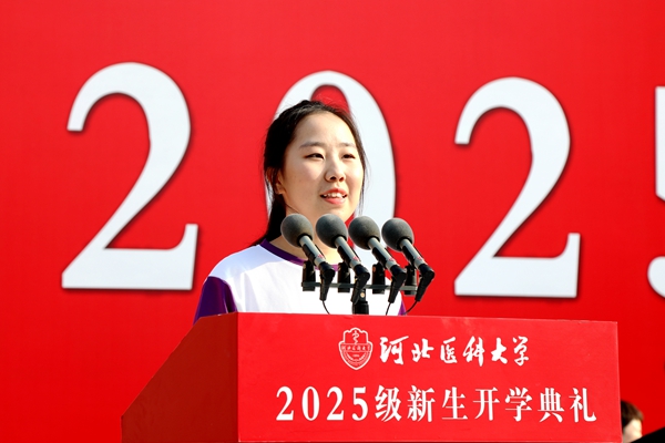 新生代表李妍同学_副本.jpg
